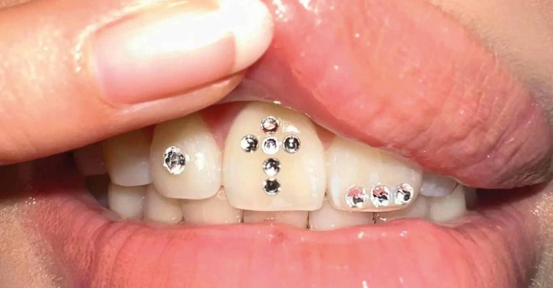 Classic Tattoo Berlin: Tattoo - Piercing - Zahnschmuck